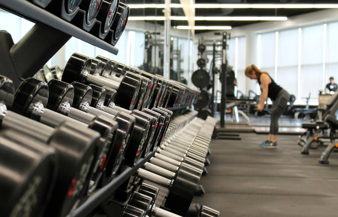 Interiér fitness centra s moderním vybavením